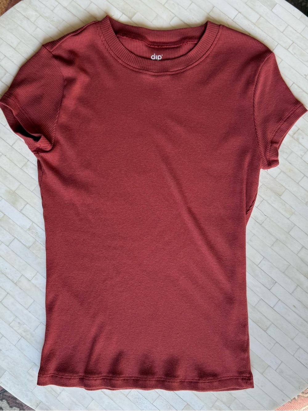 dip Short Sleeve Ribbed Crew Tee in Burnt Red